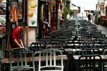KESAN COVID-19: Persatuan Restoran Singapura berkata beberapa restoran menjangkakan pendapatan mereka akan merosot sebanyak 80 peratus dalam beberapa bulan akan datang akibat koronavirus. - Foto REUTERS