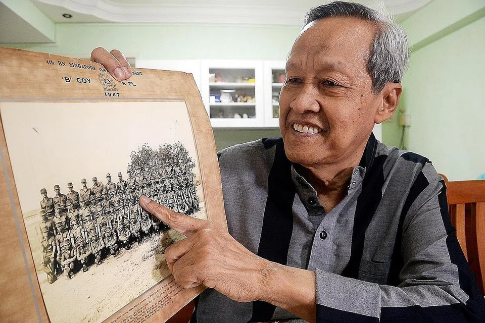 MASIH INGAT RAKAN-RAKAN LAMA: Walau sudah berusia 68 tahun, Encik Zanal, yang pernah mengetuai ketua seksyen bagi platun mortar, masih menghubungi rakan-rakan platunnya. - Foto ihsan ZANAL SALEH