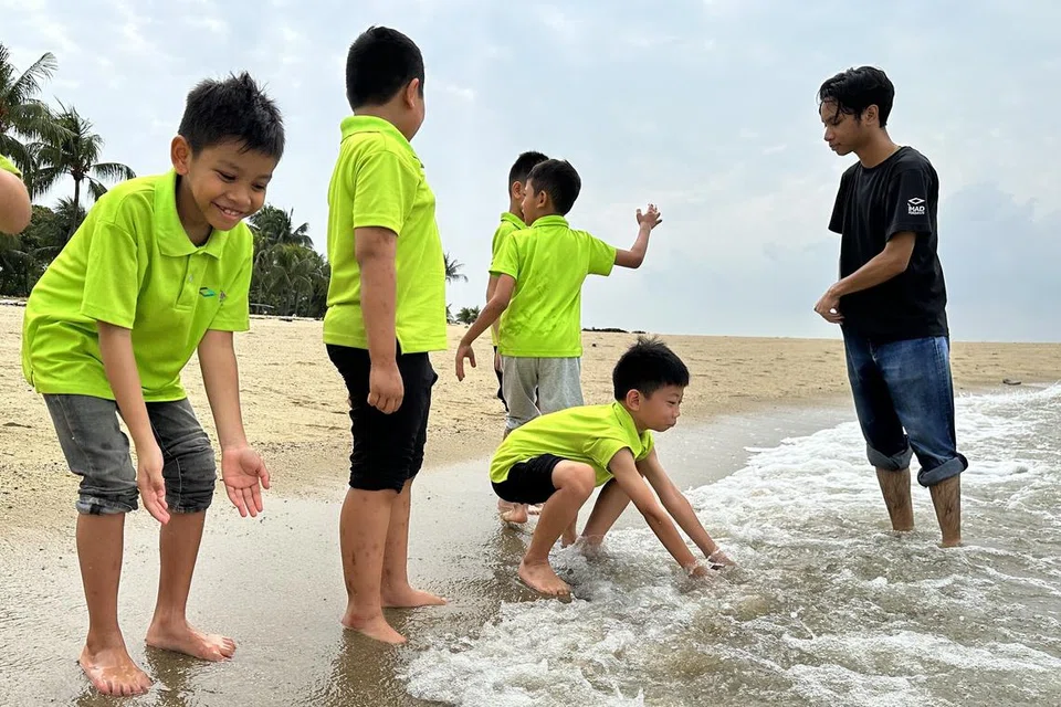 SESI LUAR BILIK DARJAH: Murid khususnya daripada Darjah 2 ini, mencuba mengambil wuduk di pantai menggunakan air laut. Ini merupakan salah satu pendekatan pembelajaran melalui pengalaman, supaya mereka dapat menghayatinya secara mendalam.
