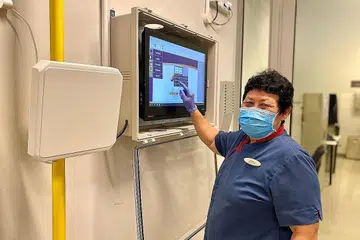 BELAJAR KEMAHIRAN BARU: Cik Rofina Ahmad berpeluang meraih kemahiran teknologi baru selepas tempat kerjanya, hotel Capri by Fraser, memperkenalkan sebuah sistem pengenalan frekuensi radio (RFID) bagi pengurusan kain linen. - Foto WSG