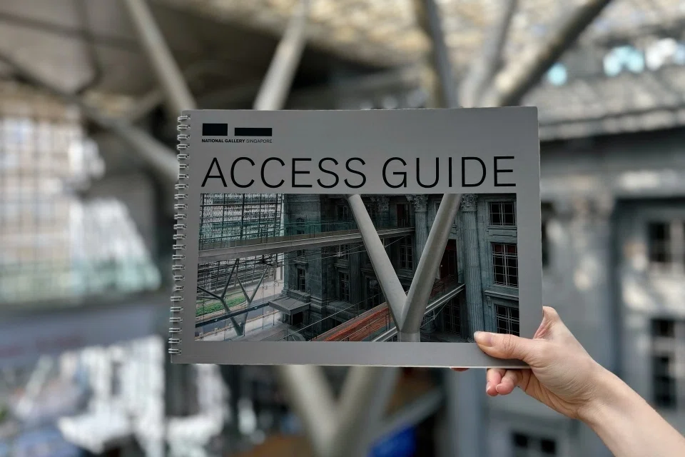 Panduan Akses atau ‘Access Guide’ menyediakan maklumat amali bagi membantu pengunjung merancang lawatan mereka ke galeri. Dokumen itu boleh didapati dalam talian di bawah sumber aksesibiliti Galeri Nasional Singapura.
