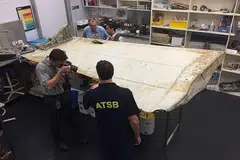 Penyiasat Malaysia dan Australia di Canberra memeriksa sekeping serpihan pesawat yang ditemui di Pulau Pemba di Tanzania. Ia dipercayai daripada sayap pesawat MH370. 