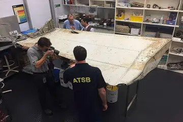 Penyiasat Malaysia dan Australia di Canberra memeriksa sekeping serpihan pesawat yang ditemui di Pulau Pemba di Tanzania. Ia dipercayai daripada sayap pesawat MH370. 