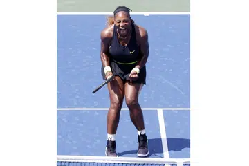 HAMPIR KALAH: Serena Williams menunjukkan reaksi semasa perlawanan "sungguh fizikal" menentang Arantxa Rus di Terbuka Western and Southern di New York. - Foto EPA-EFE