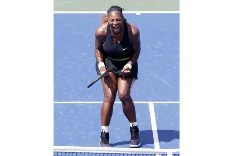 HAMPIR KALAH: Serena Williams menunjukkan reaksi semasa perlawanan "sungguh fizikal" menentang Arantxa Rus di Terbuka Western and Southern di New York. - Foto EPA-EFE