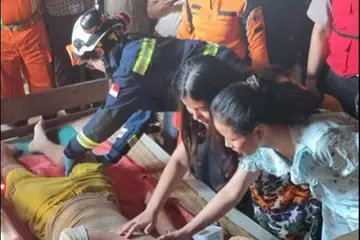 Pasukan SCDF bersama pegawai setempat berjaya menyelamatkan seorang lelaki yang terperangkap dalam bangunan perumahan tiga tingkat di ibu kota Naypyidaw.