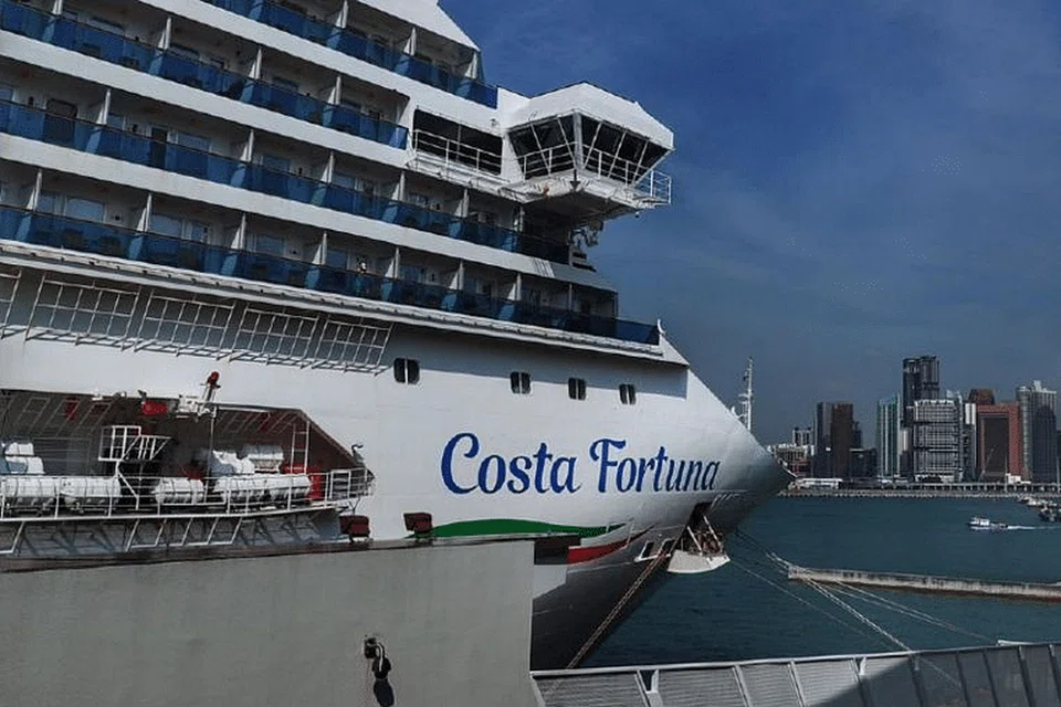 BERLABUH DI SINGAPURA: Kapal persiaran Costa Fortuna berlabuh di Singapura pada Selasa (10 Mac). - Foto BH oleh KELVIN CHNG