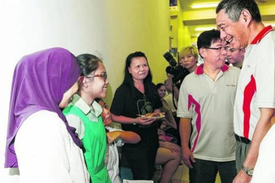 TERIMA DEMASISWA: Cik Fauziah (kiri) bersama anaknya Nurdiana Sidek (berseragam hijau) berpeluang beramah tamah dengan Encik Lee (dua dari kanan) selepas majlis penyampaian dermasiswa anjuran CCC Teck Ghee. - Foto TUKIMAN WARJI