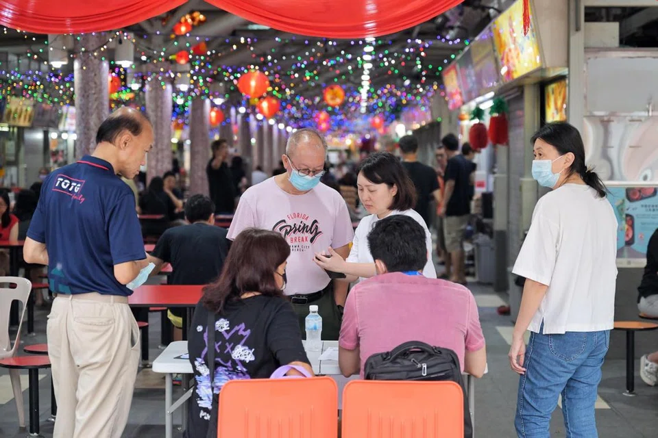 SARING DEMI PENCEGAHAN: Kementerian Kesihatan (MOH) menyediakan khidmat bagi penduduk dan pekerja di Blok 1 dan 3 Jalan Bukit Merah, Pasar Brickworks ABC dan Pusat Makanan serta Pusat Kegiatan Warga Emas Thong Kheng @ Queenstown untuk menjalani ujian penyakit TB.