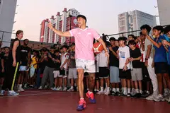 Pempengaruh bola keranjang dari Canada, Matt Kiatipis, beramah mesra dengan peminat di gelanggang bola keranjang di bumbung Chinatown Complex, pada 6 Oktober.
