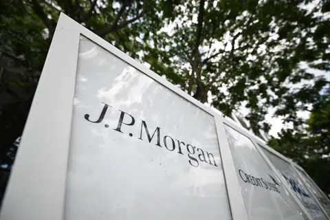 Pengurus perhubungan JP Morgan Chase Bank telah membuat pendedahan maklumat yang tidak tepat atau tidak lengkap kepada pelanggan. 