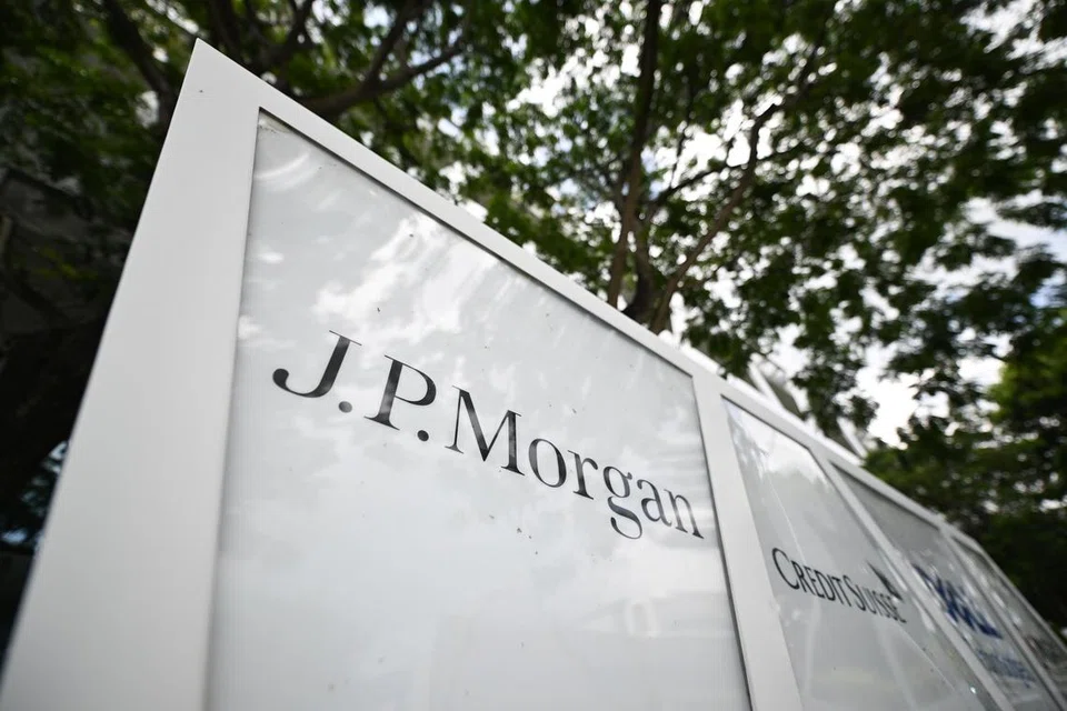Pengurus perhubungan JP Morgan Chase Bank telah membuat pendedahan maklumat yang tidak tepat atau tidak lengkap kepada pelanggan. 