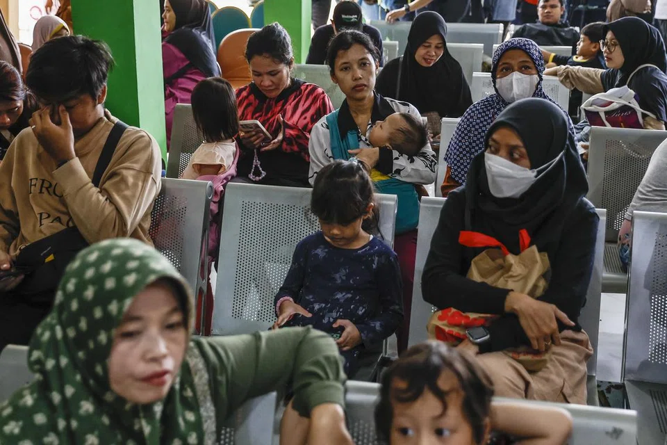Orang ramai menunggu pemeriksaan kesihatan semasa bermulanya program pemeriksaan kesihatan percuma di sebuah pusat kesihatan masyarakat di Depok, Jawa Barat, pada 10 Februari.