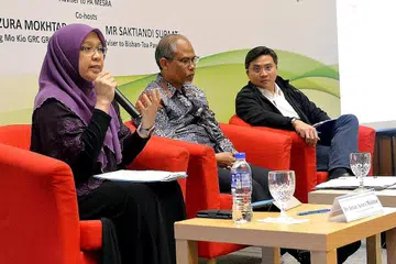 MEMBANGKIT SEMANGAT, HARUNGI CABARAN: (Dari kiri) Dr Intan Azura Mokhtar, Encik Masagos Zulkifli Masagos Mohamad dan Encik Saktiandi Supaat dalam majlis Dialog Pasca Belanjawan anjuran Majlis Penyelaras Kumpulan-kumpulan Kegiatan Melayu Persatuan Rakyat (Mesra) di The Grassroot Club, Ang Mo Kio, kelmarin. - Foto BH oleh M.O.SALLEH