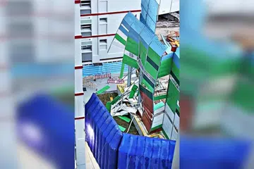 RANAP: Bahagian pengadang bunyi di tapak binaan stesen MRT Pasir Ris East rosak setelah dibadai mesin pembolot yang tumbang sekitar 5 petang pada 16 Januari.