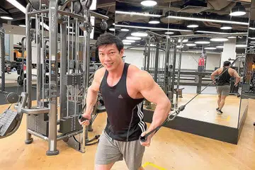 TUNJUKKAN MINAT SERTAI SESI UJIAN: Muhammad Harith dan Jeremy Yeoh (atas) mengalu-alu dan menunjukkan minat menyertai ujian pemilihan bagi menyertai skuad nasional yang dijadual diadakan pada 24 April ini di UFC Gym Singapore di City Link Mall. - Foto ihsan JEREMY YEOH JI-GUO