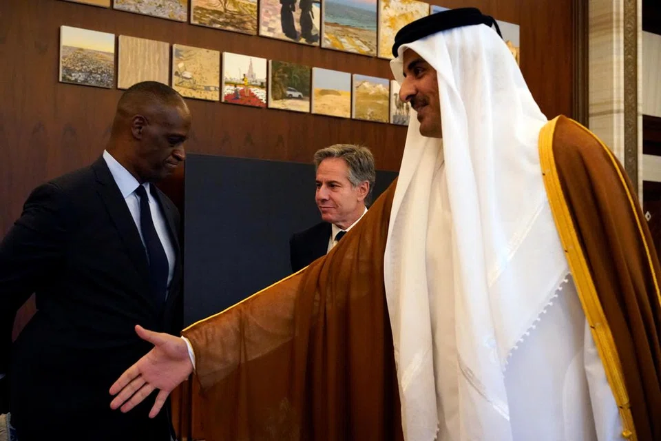 
​
PERANAN PENGANTARA: Amir Qatar Sheikh Tamim bin Hamad Al Thani (kanan) yang memainkan peranan sebagai pengantara di peringkat sejagat bersama Setiausaha Negara Amerika Syarikat, Encik Antony Blinken (tengah), menghadiri mesyuarat di Lusail, Qatar, pada 13 Oktober.
