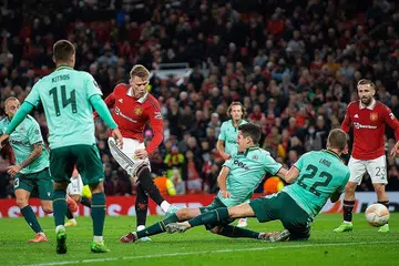 REMBATAN GOL: Pemain gantian Manchester United, Scott McTominay (kiri, jersi merah), melepaskan rembatan kencang bagi gol kemenangan pasukannya ke atas Omonia Nicosia di Old Trafford dinihari semalam. - Foto EPA-EFE