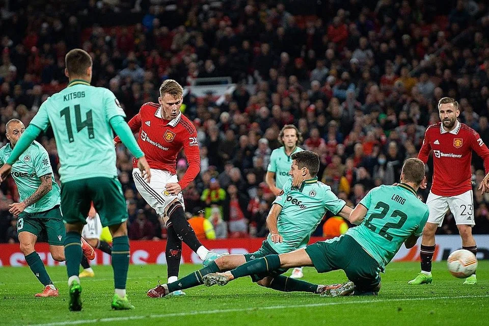 REMBATAN GOL: Pemain gantian Manchester United, Scott McTominay (kiri, jersi merah), melepaskan rembatan kencang bagi gol kemenangan pasukannya ke atas Omonia Nicosia di Old Trafford dinihari semalam. - Foto EPA-EFE