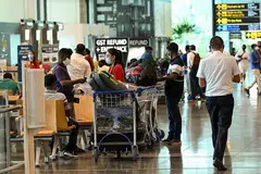 BUAT PERMOHONAN: MOH akan menimbangkan rayuan mereka yang mempunyai keperluan mendesak untuk berkunjung ke luar negara bagi urusan pendidikan, pekerjaan, untuk menziarahi atau memberi penjagaan kepada ahli keluarga yang sakit tenat. - Foto AFP
