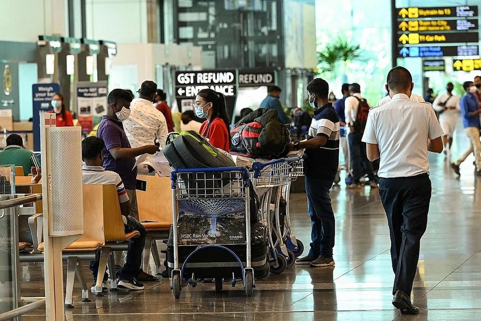 BUAT PERMOHONAN: MOH akan menimbangkan rayuan mereka yang mempunyai keperluan mendesak untuk berkunjung ke luar negara bagi urusan pendidikan, pekerjaan, untuk menziarahi atau memberi penjagaan kepada ahli keluarga yang sakit tenat. - Foto AFP