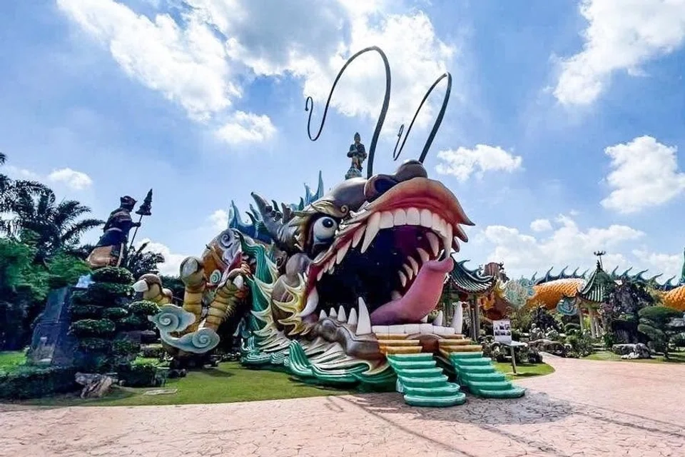 Patung naga, ‘The Fortune Dragon’ atau ‘Prosperity Dragon’, terletak di Taman Hijau Persatuan Che Ann Khor Yong Peng, Taman Kota Impian, Yong Peng, Johor.