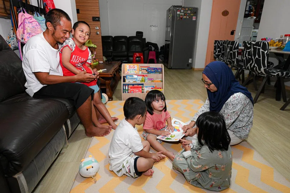 Encik Noorhaadi Kamil (kiri) dan isterinya, Cik Nurain Saidah Soriabakri (kanan), bersama empat orang anak mereka yang berusia antara dua dengan sembilan tahun.