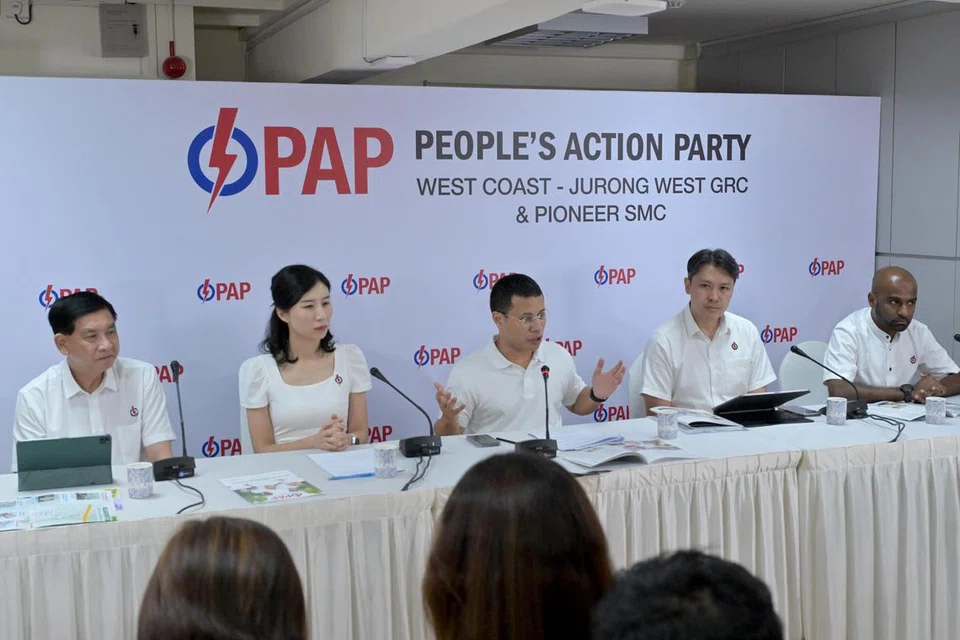 Barisan anggota Parti Tindakan Rakyat (PAP) bagi GRC West Coast-Jurong West diketuai Menteri Pembangunan Negara Desmond Lee (tiga dari kanan), disertai (dari kiri) Encik Ang Wei Neng; Cik Cassandra Lee; Setiausaha Parlimen Kanan (Kewangan merangkap Pendidikan), Encik Shawn Huang dan Dr Hamid Razak.