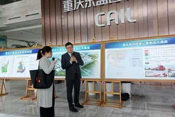 TINJAU POTENSI: Pegawai daripada Taman Logistik Antarabangsa Chongqing Asean (CAIL) sedang memberikan taklimat tentang kemudahan yang disediakan di lokasi itu dan boleh dimanfaatkan oleh rakan-rakan serantau, terutama dalam meneroka peluang di bawah inisiatif One Belt and Road. - Foto-foto BH oleh ATIYYAH MOHD SAID