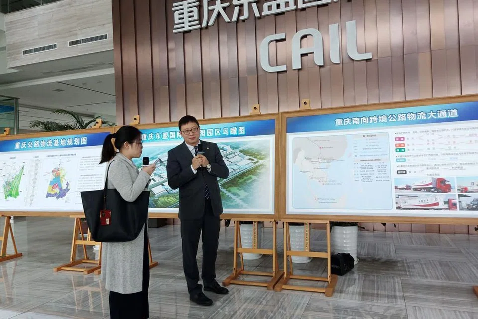 TINJAU POTENSI: Pegawai daripada Taman Logistik Antarabangsa Chongqing Asean (CAIL) sedang memberikan taklimat tentang kemudahan yang disediakan di lokasi itu dan boleh dimanfaatkan oleh rakan-rakan serantau, terutama dalam meneroka peluang di bawah inisiatif One Belt and Road. - Foto-foto BH oleh ATIYYAH MOHD SAID