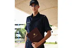 KEPUTUSAN CEMERLANG: Menerima keputusan peperiksaan Sijil Am Pelajaran (GCE) peringkat 'A' minggu lalu, Syed Jalal Ahmad Gilani melahirkan perasaan syukur dengan keputusannya.