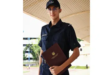 KEPUTUSAN CEMERLANG: Menerima keputusan peperiksaan Sijil Am Pelajaran (GCE) peringkat 'A' minggu lalu, Syed Jalal Ahmad Gilani melahirkan perasaan syukur dengan keputusannya.