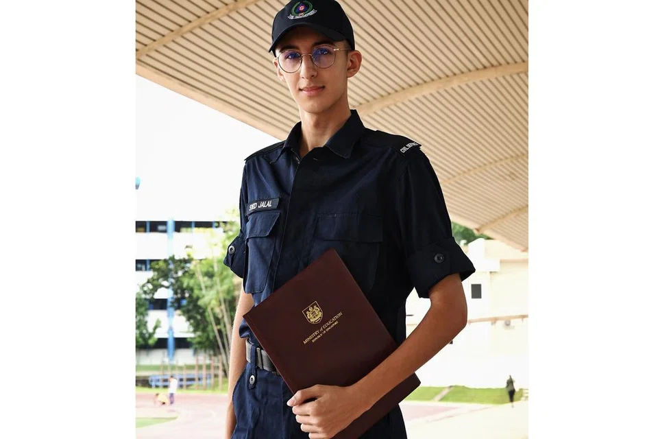 KEPUTUSAN CEMERLANG: Menerima keputusan peperiksaan Sijil Am Pelajaran (GCE) peringkat 'A' minggu lalu, Syed Jalal Ahmad Gilani melahirkan perasaan syukur dengan keputusannya.