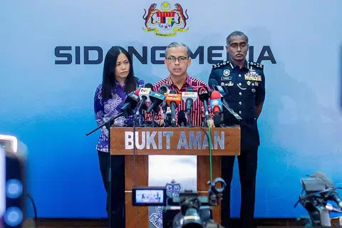 Menteri Komunikasi Malaysia, Encik Fahmi Fadzil (tengah) bersama Timbalannya, Cik Teo Nie Ching (kiri) dan Pengarah Jabatan Siasatan Jenayah (JSJ) Bukit Aman, Datuk M Kumar, selepas mesyuarat bersama pengurusan TikTok pada 4 September.