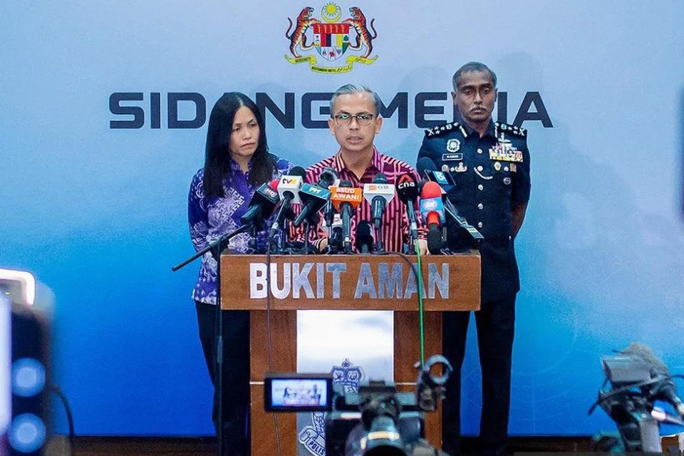 Menteri Komunikasi Malaysia, Encik Fahmi Fadzil (tengah) bersama Timbalannya, Cik Teo Nie Ching (kiri) dan Pengarah Jabatan Siasatan Jenayah (JSJ) Bukit Aman, Datuk M Kumar, selepas mesyuarat bersama pengurusan TikTok pada 4 September.