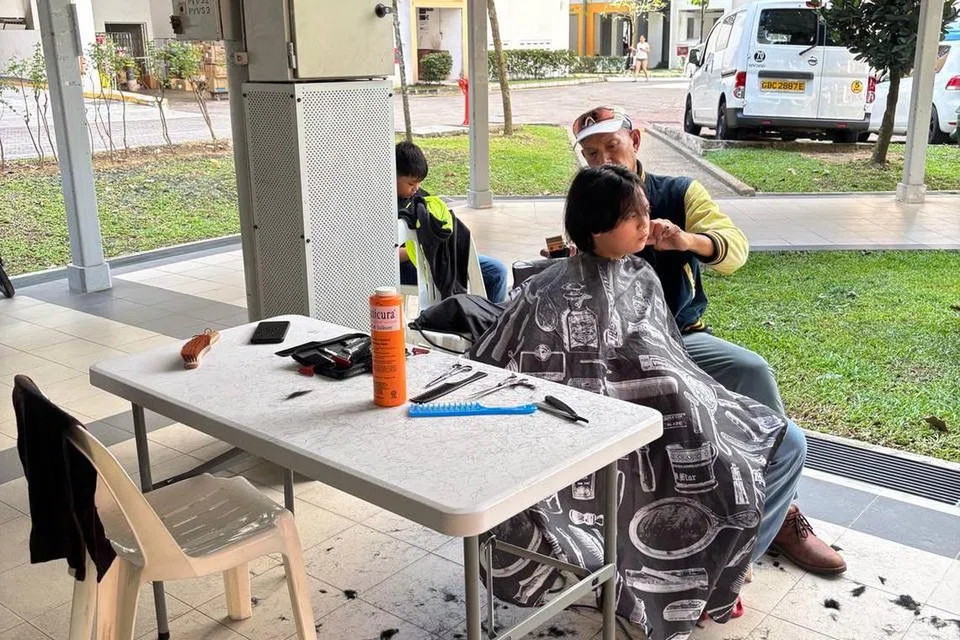 Pada acara ‘Salam Neighbours’, potong rambut secara percuma turut disediakan untuk kanak-kanak sempena pembukaan sekolah pada tahun 2025 ini.