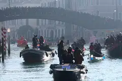 Orang ramai berkumpul sewaktu Karnival Venice di Italy pada 28 Januari 2024.