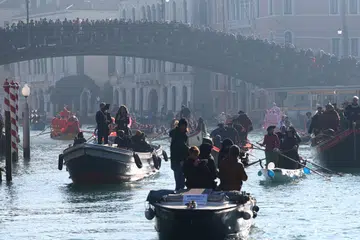 Orang ramai berkumpul sewaktu Karnival Venice di Italy pada 28 Januari 2024.