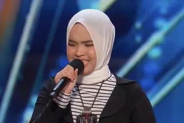 RAMAI TERKESIMA: Peserta America’s Got Talent dari Indonesia, Putri Ariani yang buta membuatkan juri dan penonton terkesima sehingga Simon Cowell menekan butang Golden Buzzer yang membawanya maju pantas berbanding peserta lain ke peringkat lanjutan peraduan.
