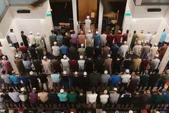 SUDAH BOLEH QIAM DAN SOLAT MALAM DI MASJID: Walaupun umat Islam di sini belum dibenarkan beriktikaf di masjid, kita masih dapat hadirkan diri di masjid pada waktu qiam untuk mendirikan solat malam. Malah, kita juga sudah boleh mendirikan solat tarawih berjemaah dalam saf yang rapat seperti yang dirakam di Masjid Ar-Raudhah pada awal Ramadan ini. - Foto MASJID AR-RAUDHAH