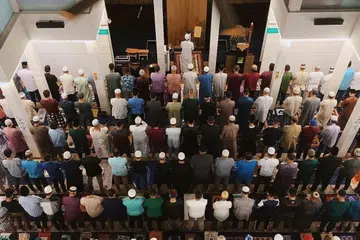 SUDAH BOLEH QIAM DAN SOLAT MALAM DI MASJID: Walaupun umat Islam di sini belum dibenarkan beriktikaf di masjid, kita masih dapat hadirkan diri di masjid pada waktu qiam untuk mendirikan solat malam. Malah, kita juga sudah boleh mendirikan solat tarawih berjemaah dalam saf yang rapat seperti yang dirakam di Masjid Ar-Raudhah pada awal Ramadan ini. - Foto MASJID AR-RAUDHAH