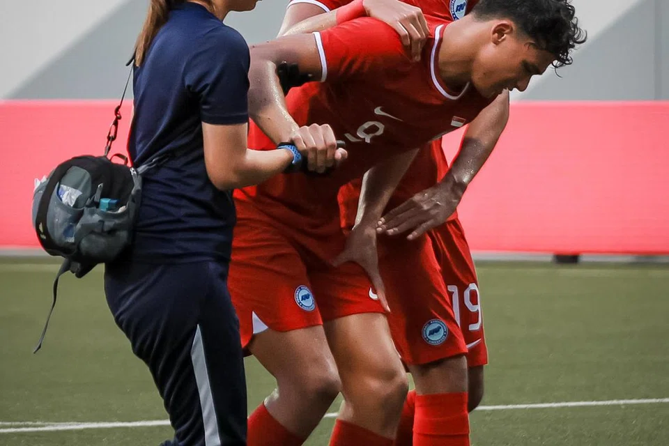 Penyerang Singapura, Ikhsan Fandi (tengah), dikeluarkan padang akibat kecederaan tendon patella kanan yang dialami semasa perlawanan persahabatan menentang Maldives pada 17 Disember 2022. Kecederaan ini telah menjejas keupayaannya untuk bermain dan berlatih bersama pasukan kebangsaan, serta kelabnya di Thailand, BG Pathum United.