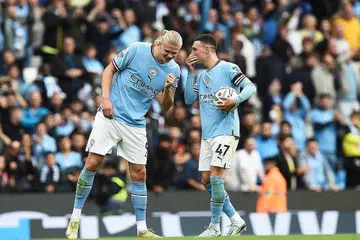 HATRIK DUA PEMAIN CITY: Haaland (kiri) dan Foden masing-masing melakukan hatrik ketika City menewaskan United 6-3. - Foto EPA-EFE