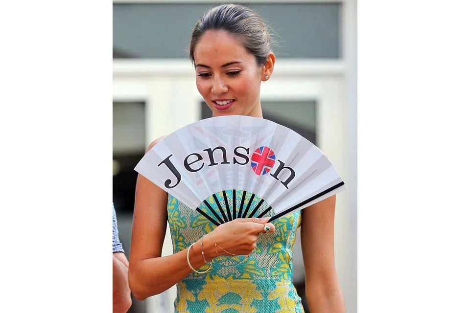 SUKAN GLAMOR: Jessica Michibata, pasangan pemandu Britain, Jenson Button,memperagakan pakaian cheongsam ketika Grand Prix Singapura pada 2013. - Foto fail 