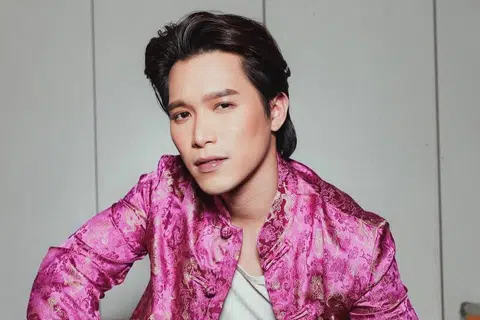 Pelakon dan pengacara Malaysia, Sean Lee, fasih berbual dalam bahasa Melayu sehingga ramai netizen yang menyangka beliau mempunyai darah Melayu. 