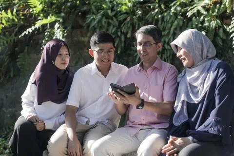 Antara kegiatan keluarga Pemangku Menteri Bertanggungjawab bagi Ehwal Masyarakat Islam merangkap Menteri Negara Kanan (Ehwal Dalam Negeri), Profesor Madya Dr Muhammad Faishal Ibrahim (dua dari kanan), suatu ketika dahulu adalah membaca surat khabar setiap hujung minggu bersama. Ia sekali gus memupuk minat Encik Muhammad Dhafer Muhammad Faishal (dua dari kiri), untuk meminati hal ehwal semasa. Turut berada dalam gambar ialah isteri Dr Faishal, Cik Hayati Haron (kanan), dan anak perempuan mereka, Dr Naqea Nabilah Muhammad Faishal.
