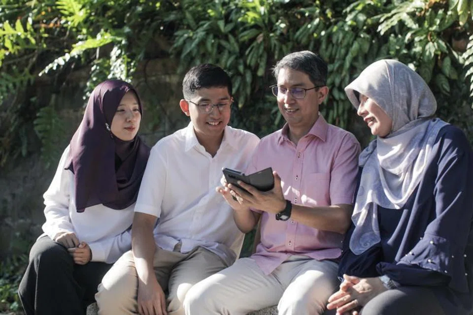Antara kegiatan keluarga Pemangku Menteri Bertanggungjawab bagi Ehwal Masyarakat Islam merangkap Menteri Negara Kanan (Ehwal Dalam Negeri), Profesor Madya Dr Muhammad Faishal Ibrahim (dua dari kanan), suatu ketika dahulu adalah membaca surat khabar setiap hujung minggu bersama. Ia sekali gus memupuk minat Encik Muhammad Dhafer Muhammad Faishal (dua dari kiri), untuk meminati hal ehwal semasa. Turut berada dalam gambar ialah isteri Dr Faishal, Cik Hayati Haron (kanan), dan anak perempuan mereka, Dr Naqea Nabilah Muhammad Faishal.