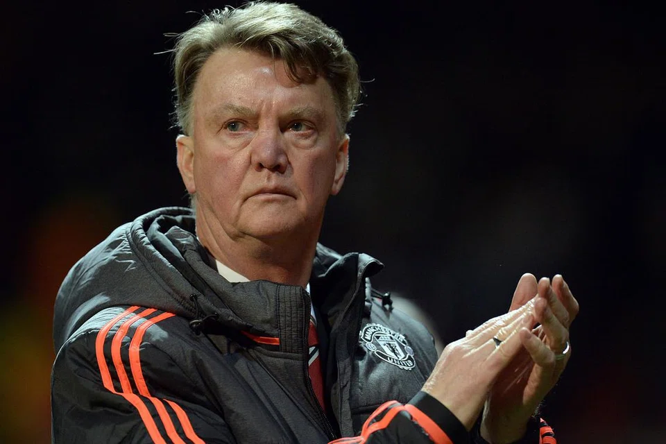 AMBIL ALIH TUGAS: Manchester United yang semakin hilang yakin dengan kemampuan Van Gaal (gambar) dijangka mengalihkan tumpuan kepada Mourinho yang reputasi dan kemampuannya sudah pun teruji dalam Liga Perdana. - Foto AFP