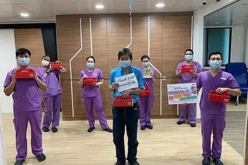 TANDA PENGHARGAAN: Sebagai usaha meningkatkan semangat dan melahirkan penghargaan kepada wira di barisan hadapan, Hotel Grand Copthorne Waterfront serta golongan dermawan telah mengagihkan pakej penghargaan kepada semua 37 pusat dialisis NKF. - Foto NKF