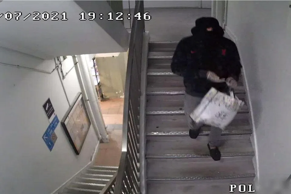 CUBA LARIKAN DIRI: (Gambar atas) Suspek dirakam oleh kamera polis setelah melakukan rompakan. - Foto SPF